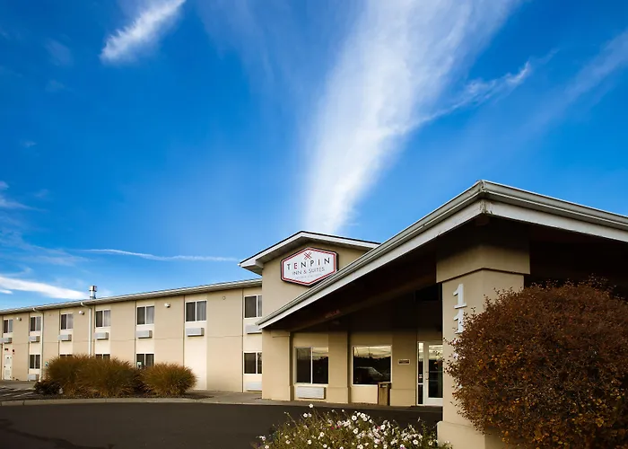 Cheap hotel: Ten Pin Inn & Suites